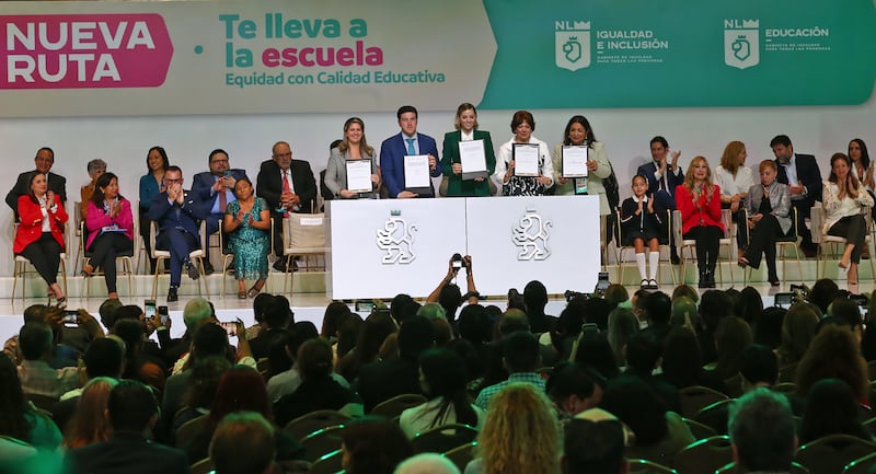 El mandatario estatal y su esposa estuvieron en la presentación de la estrategia Nueva Ruta: Te lleva a la escuela