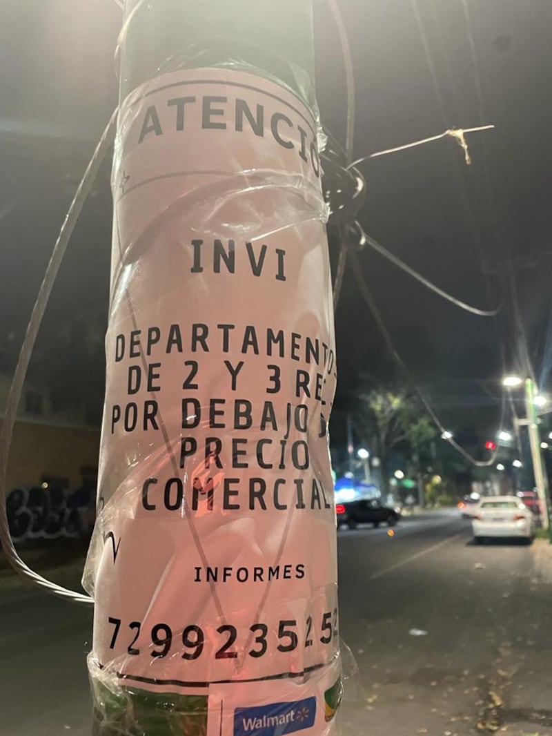 Carteles pegados en postes que promocionan la venta de departamentos del INVI.