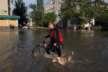 Destrucción de presa en ucrania pone en peligro la vida de miles de civiles.