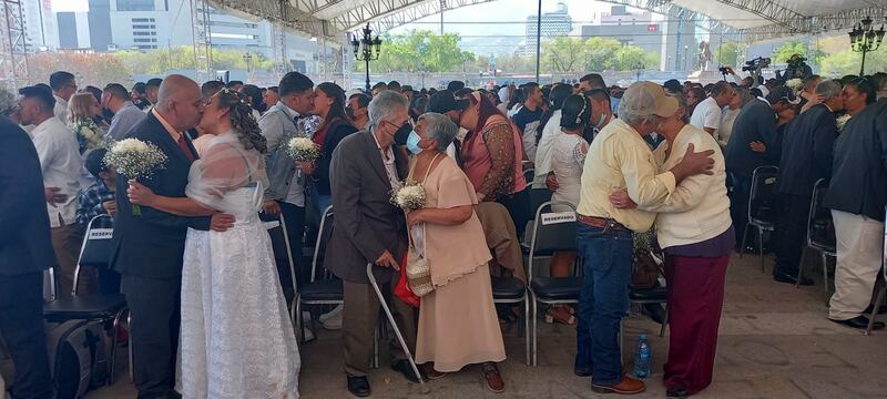 Un beso colectivo, la mejor manera de cerrar el evento.