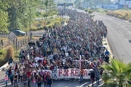 Migrantes se desplazan en caravana rumbo a Estados Unidos.