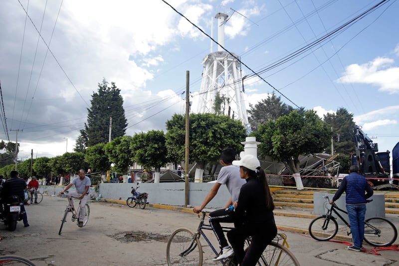 Elementos de protección civil y bomberos laboran para el retiro de escombros que dejó el colapso de un tanque de agua en el municipio de San Martín Texmelucan, Puebla y ocasionó la muerte de dos personas y heridos.