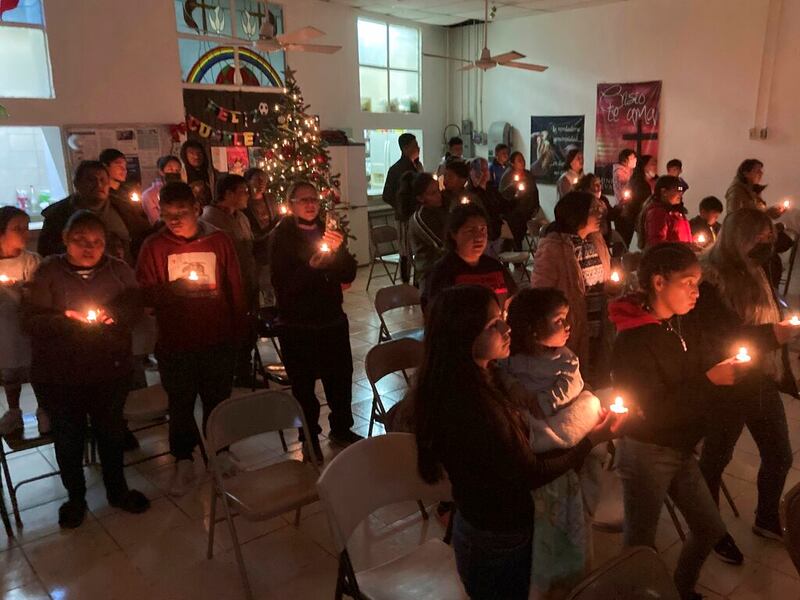 Migrantes celebran Navidad en la frontera.