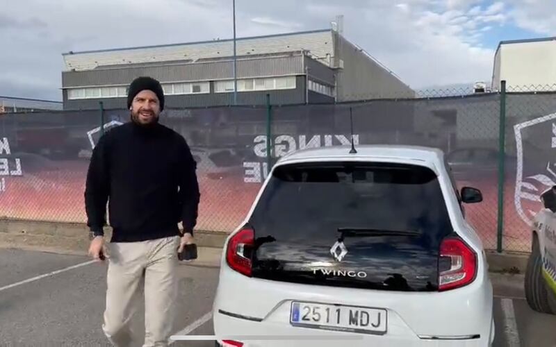 Gerard Piqué en un Renault Twingo