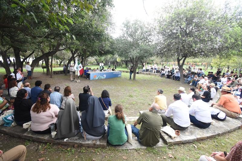 En medio de la naturaleza hay un auditorio natural, apto para la presentación de conferencias, actividades escolares con carácter ecológico.