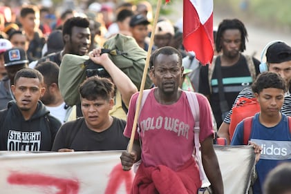 Migrantes se desplazan en caravana rumbo a Estados Unidos.