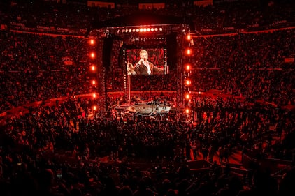 Es oficial, la gira ‘De Rey a Rey’ comenzó con la primera presentación de Alejandro Fernández en la Plaza de Toros México, recinto que fue testigo del homenaje que brindó a su dinastía, como parte del legado musical de su padre Vicente Fernández, quien es considerado uno de los pilares fundamentales de la música mexicana, por lo cual el concierto estuvo repleto de referencias a través de más de 30 canciones.