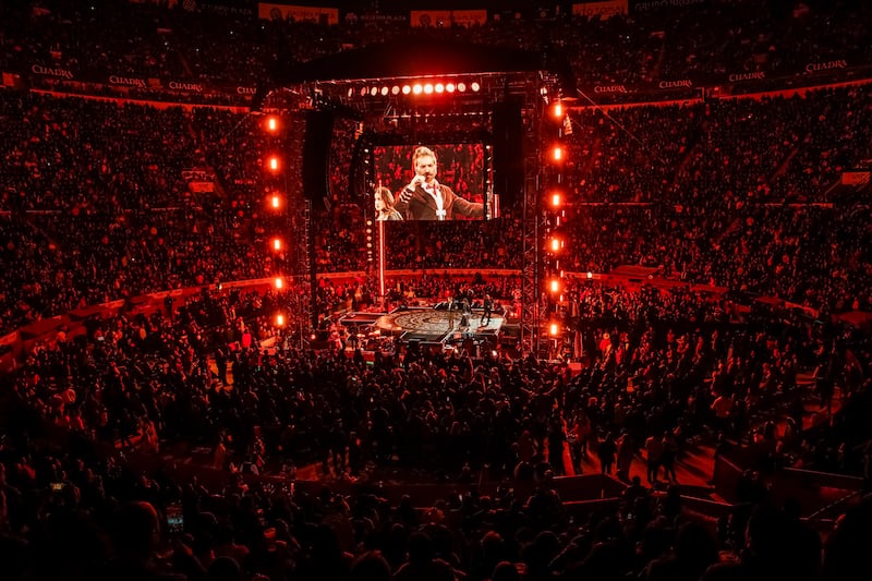 Es oficial, la gira ‘De Rey a Rey’ comenzó con la primera presentación de Alejandro Fernández en la Plaza de Toros México, recinto que fue testigo del homenaje que brindó a su dinastía, como parte del legado musical de su padre Vicente Fernández, quien es considerado uno de los pilares fundamentales de la música mexicana, por lo cual el concierto estuvo repleto de referencias a través de más de 30 canciones.