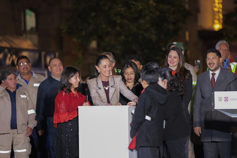 Alumbrado monumental: encienden decoraciones decembrinas en el Zócalo