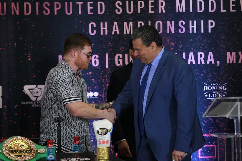 Canelo Álvarez junto a Mauricio Sulaimán