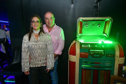 La espera terminó, ‘Neón Discoteque’ abrió sus puertas para transportar al público a una experiencia retro llena de nostalgia, en compañía de música de la década de los 70’s, 80’s y 90’s.