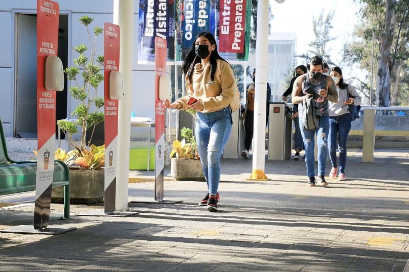 La Universidad de Guadalajara cuenta con seis centros universitarios en la Zona Metropolitana, nueve regionales y una amplia red de preparatorias y sistema de universidad virtual.