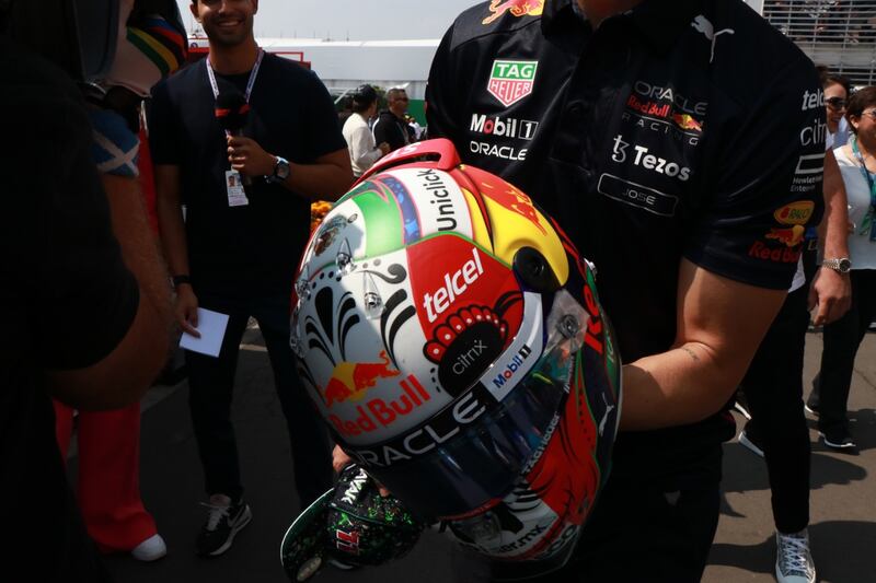 Así el casco de Checo Pérez