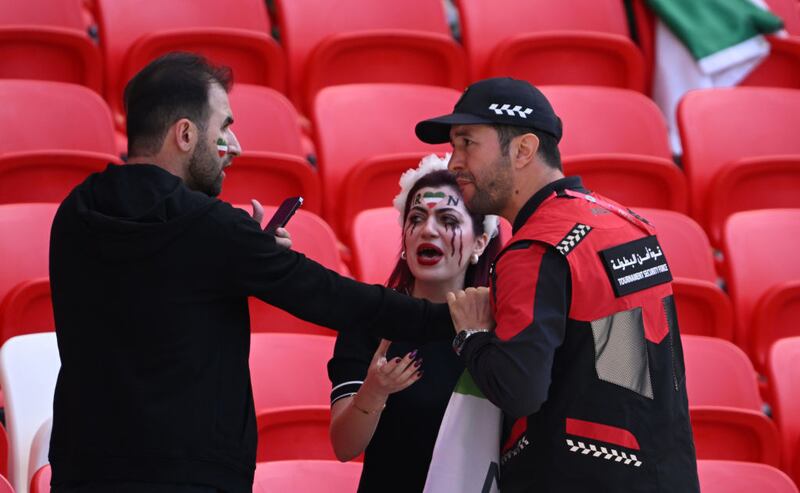 Afición iraní protesta en el duelo contra Gales.