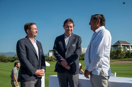 El reconocido empresario Benjamín Salinas Sada dio el esperado banderazo de salida a la tercera edición del prestigioso Mexico Open, consolidándose como una destacada fecha en el circuito de la PGA. El torneo se llevará a cabo del 22 al 25 de febrero, prometiendo emocionantes momentos en el mundo del golf.

Destacando la participación de 16 jugadores latinos, la edición de este año contará con la presencia de ocho talentosos mexicanos. Entre ellos, se encuentran nombres destacados como Raúl Pereda, Roberto Díaz, Álvaro Ortiz, Sebastián Vázquez, Rodolfo Cazaubón, Santiago de la Fuente, José Antonio Safa y Omar Morales.

La presencia de estos golfistas locales añade un toque especial al evento, generando una gran expectación entre los fanáticos del golf en México y más allá. La competencia promete ser intensa, consolidando al Mexico Open como un referente en el calendario deportivo.

Los aficionados pueden esperar días emocionantes llenos de habilidad y destreza en el campo, donde estos destacados representantes de la región buscarán conquistar el prestigioso título del Mexico Open. La comunidad golfista aguarda con entusiasmo la llegada de esta emocionante cita que promete dejar huella en el mundo del deporte.

¡Prepárense para vivir la emoción del golf con la tercera edición del Mexico Open del 22 al 25 de febrero!