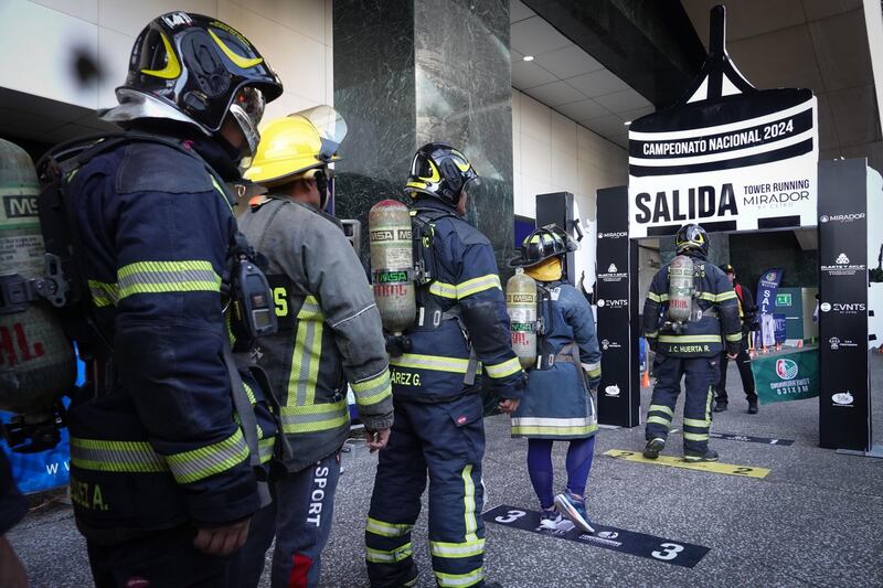 Carrera Vertical de 42 pisos en el WTC desafía condición física de participantes