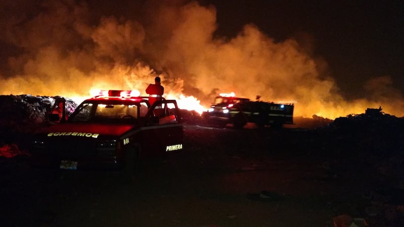 A decir de vecinos, el incendio del basurero que se registró este lunes evidencia el mal manejo como opera este vertedero.