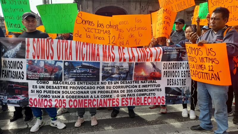 Comerciantes de Tláhuac e Iztapalapa protestan por indemnización tras afectaciones de obras de la Línea 12 del Metro.