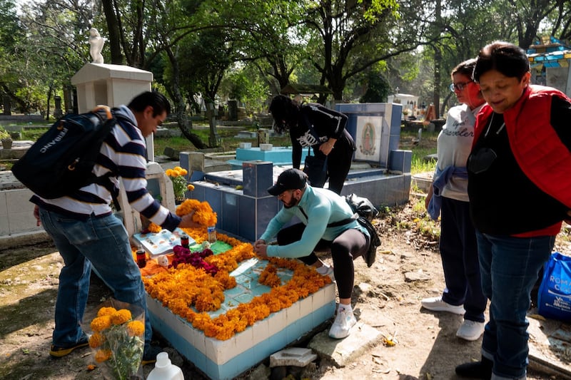 Familias acuden al Panteón Civil de Dolores por Día de Muertos