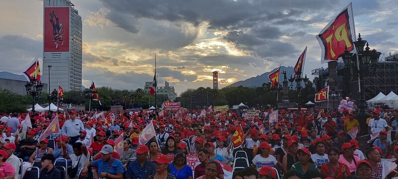 Alrededor de 2 mil simpatizantes acudieron a la Macroplaza la noche del sábado.