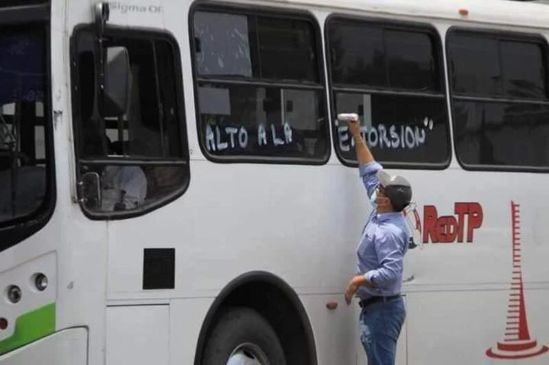 Manifestación de transportistas en Edomex por extorsiones y quema de vehículos.