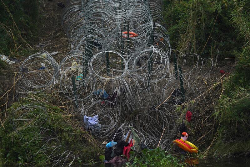 Migrantes-intentan-cruzar-a-EU-fin-Titulo42