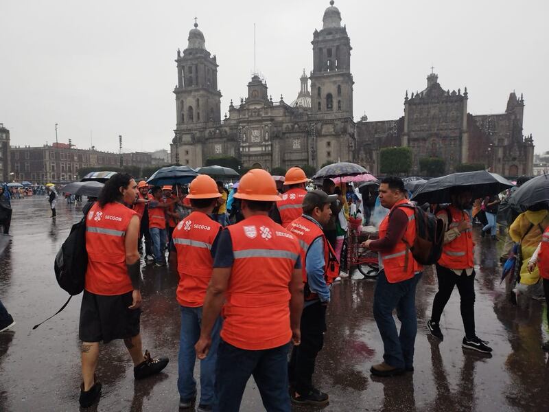 Elementos de concertación política de la Secretaría de Gobierno de la CDMX, le piden a los manifestantes guardar sus cámaras.