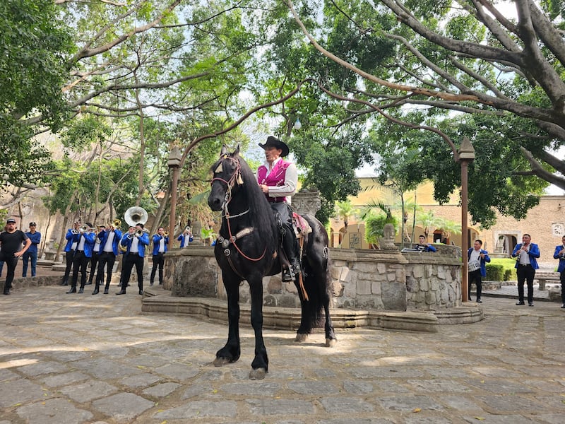 El hijo de Joan Sebastian presentó sus nuevos proyectos musicales en la hacienda La Caldera.