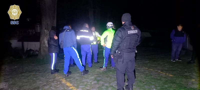 Senderistas caen a peñasco en El Pico del Aguila, la policía los rescata