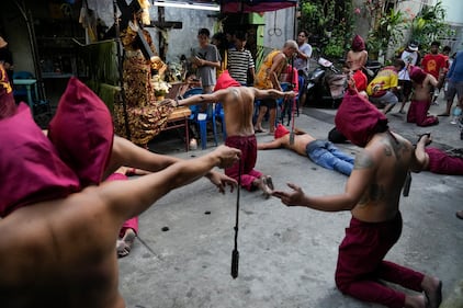 Cientos de devotos filipinos han celebrado el Jueves Santo con una tradición que implica autoflagelarse para honrar el sufrimiento de Cristo en la cruz. Con el rostro cubierto y con ropa roja o negra han recorrido las calles de la ciudad de Mandaluyong, mientras castigaban su cuerpo con cadenas y látigos.