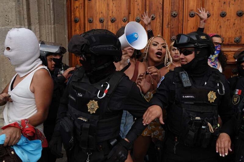 Visibilidad Trans, manifestantes se enfrentan con policías en Palacio Nacional