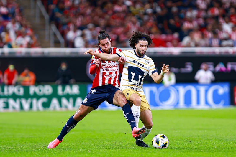 Chivas y Pumas se van al descanso 0-0