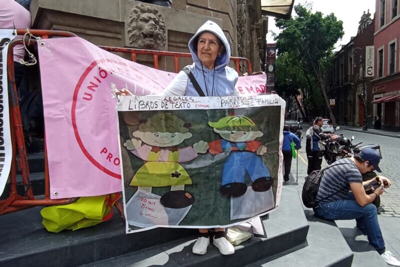 Unión Nacional de Padres de Familia se manifiesta contra los Libros de Texto Gratuitos de la SEP (Publimetro / Joshua Hernández)