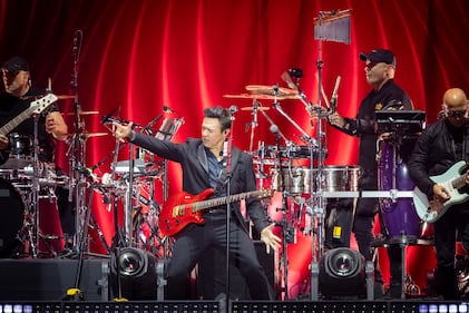 En un encuentro único con sus fanáticos de todas las edades, Los Temerarios ofrecieron la primera de sus dos presentaciones en el Estadio GNP Seguros, recinto que fue testigo de una noche llena de temas que marcaron la carrera de la agrupación en más de 40 años dentro de la industria, por lo cual el público coreó canciones como “Dímelo", "Solo te quiero a ti", "Te hice mal", "Por qué te conocí", entre otras.