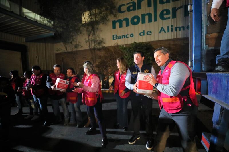 Samuel García se sumó las labores de empacar y cargar las cajas con víveres.