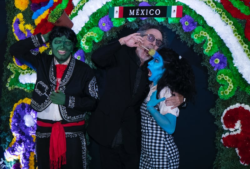 Tim Burton feliz en su visita a la Ciudad de México, previo a la conferencia de prensa