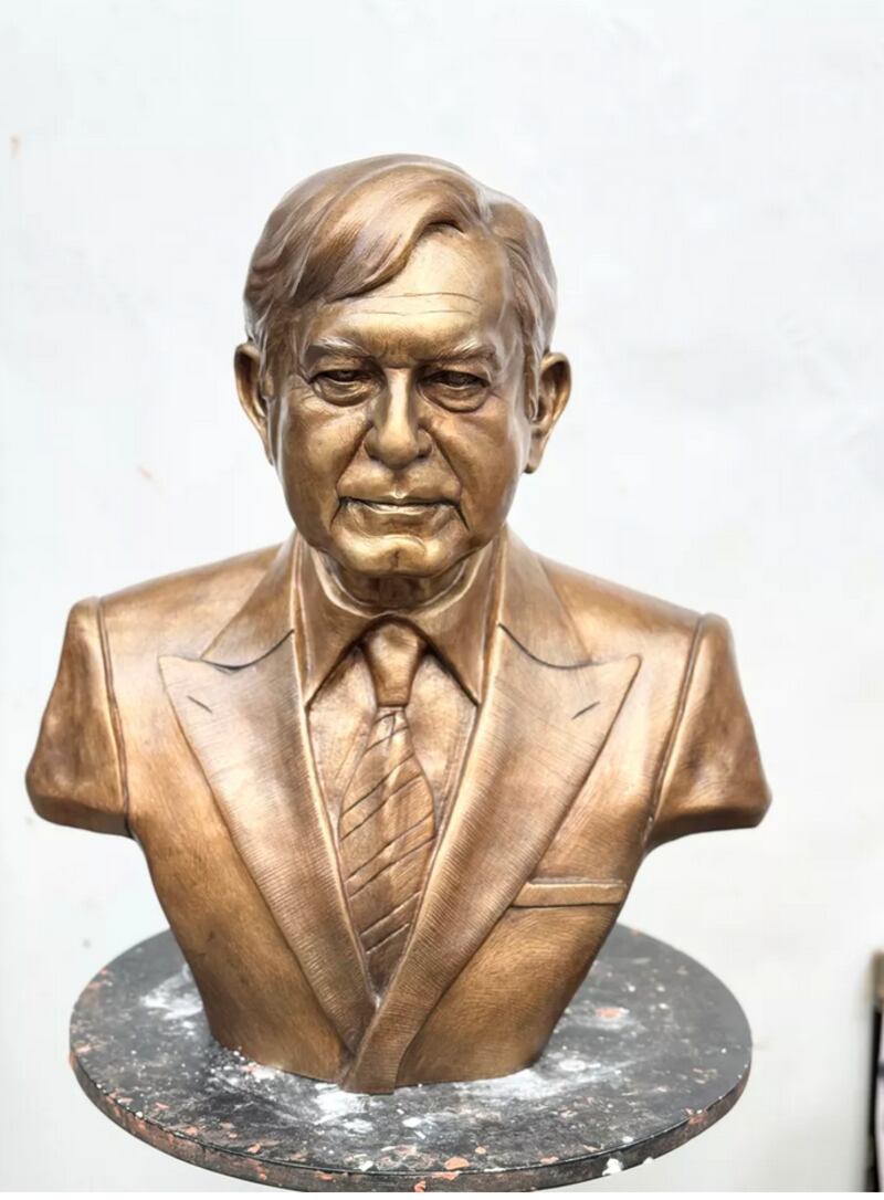 AMLO busto