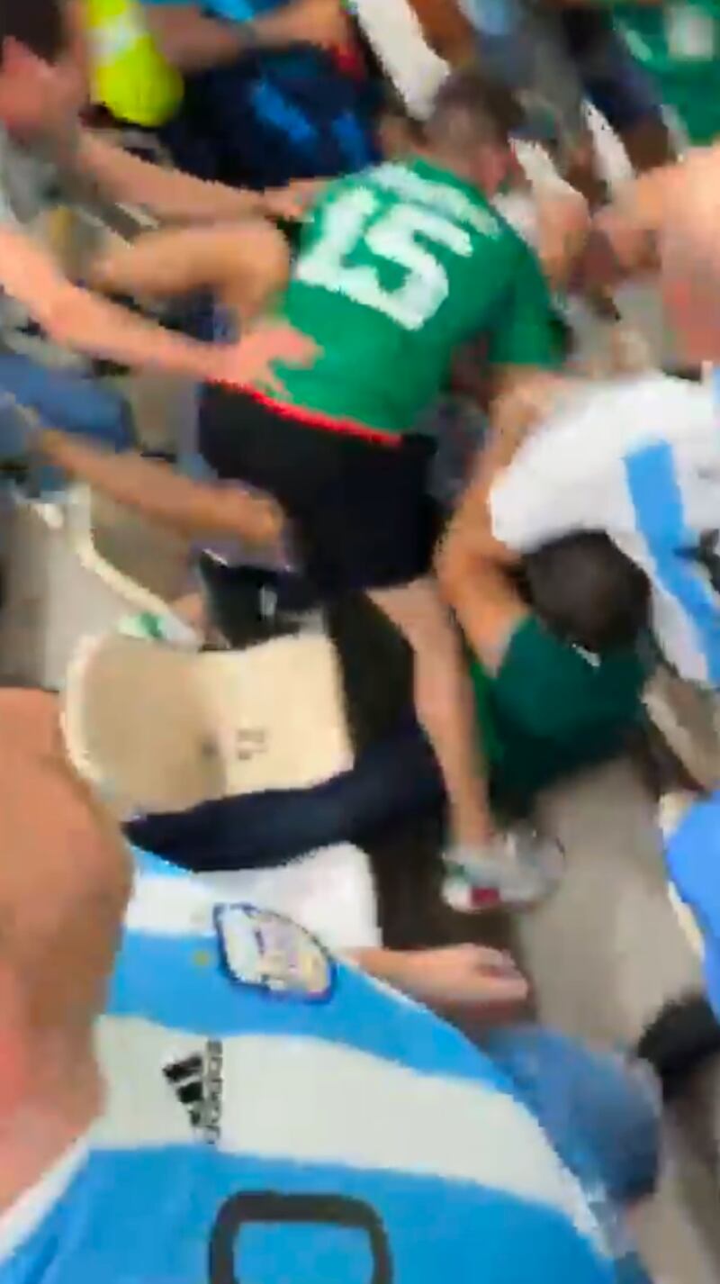 Aficionados mexicanos y argentinos se fueron a los golpes dentro del Estadio Lusail