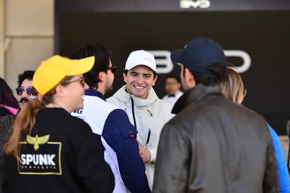 Pasión por la tecnología y la velocidad se vivió en el Autódromo Hermanos Rodríguez, donde se presentó el automóvil capaz de saltar y girar sobre su eje.