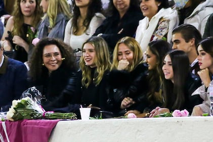 Mia Rubin no ocultó su emoción y nerviosismo al ver a su novio, Tarik Othón, debutar como rejoneador profesional en la primera noche de su carrera. Ante un lleno total en la Plaza de Toros de Provincia Juriquilla, Tarik tomó la alternativa de manos de Diego Ventura, quien actuó como padrino, mientras que Diego San Román fue el testigo. La tarde estuvo llena de emoción, destacando la destreza y entrega de Othón en su presentación ante el público.