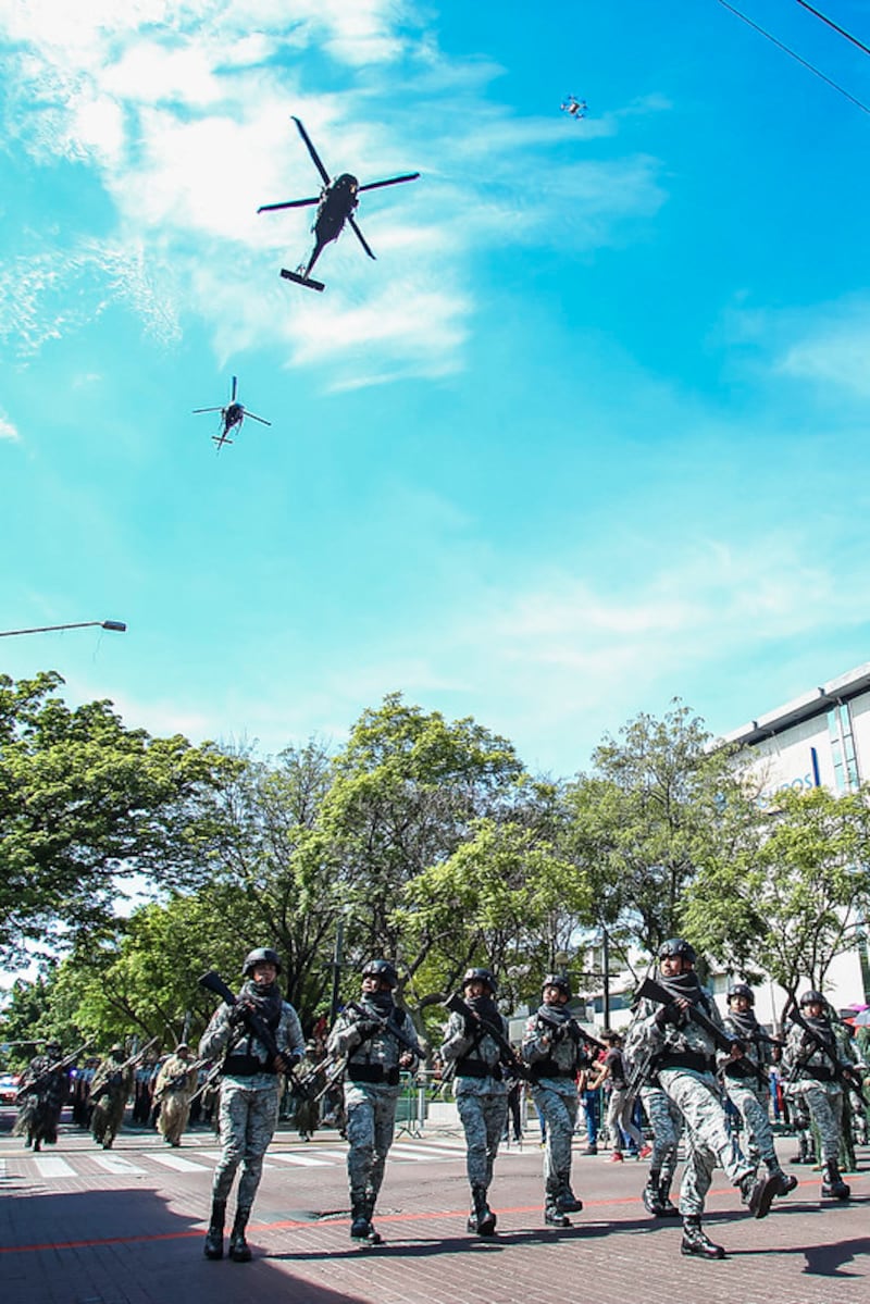 Enrique Alfaro encabeza el Desfile Cívico-Militar Conmemorativo a la Independencia de México, en Jalisco.