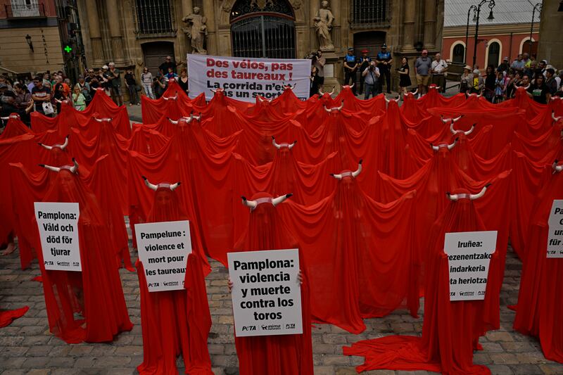 Personas cubiertas con una red protestan contra la crueldad animal, en una manifestación previa a la fiesta de San Fermín (AP).