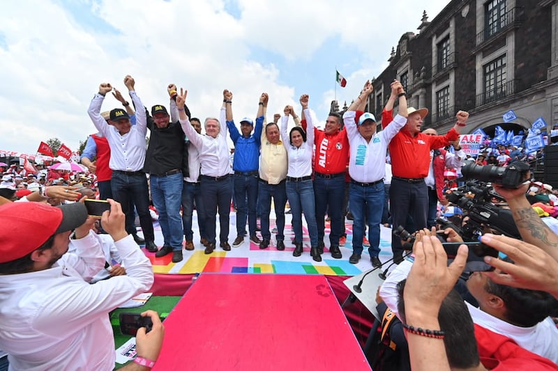 Ale del Moral cierra campaña en Toluca con todo y ‘sillazos’