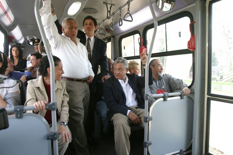 AMLO y Sheinbaum viajan en Metrobús durante su inauguración.