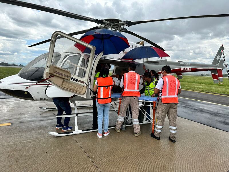 Adolescente herido por volcadura en Tlaxiaco es llevado en helicóptero a Oaxaca