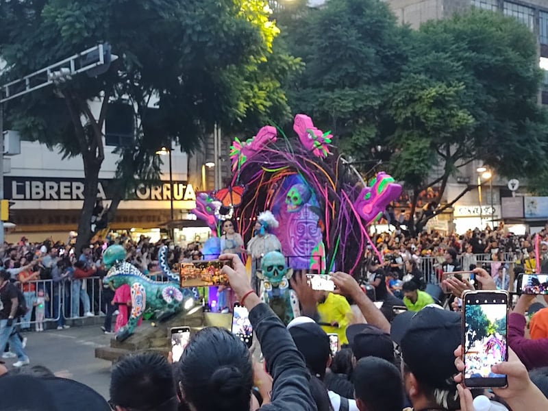 Los coloridos carros alegóricos adornan las calles del Centro Histórico de la CDMX en memoria de los muertos.