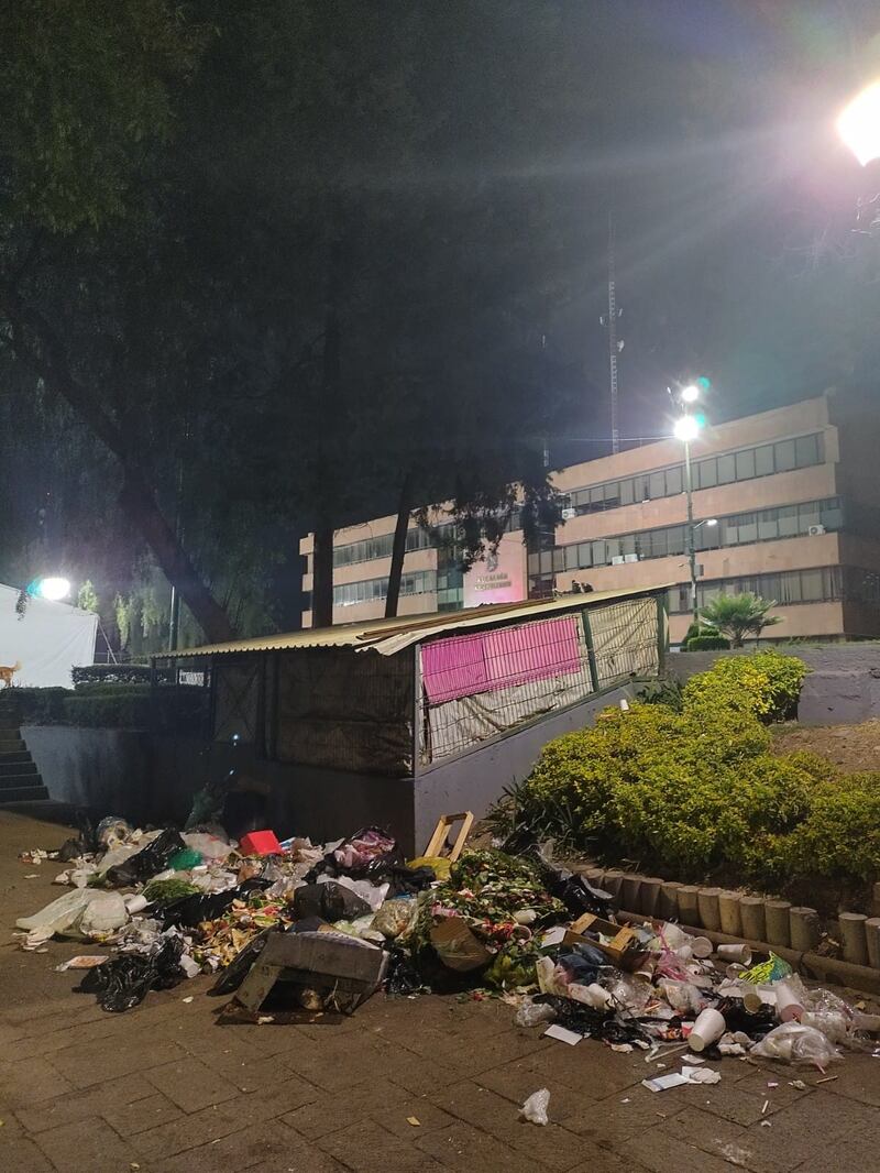 Vecinos de Azcapotzalco usan explanada como tiradero de basura