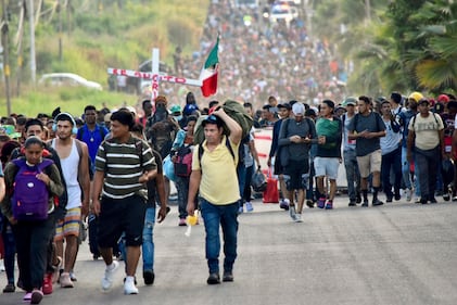 Migrantes se desplazan en caravana rumbo a Estados Unidos.