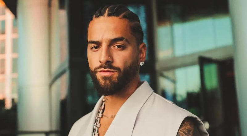 Maluma se molesta porque le robaron su celular en la feria