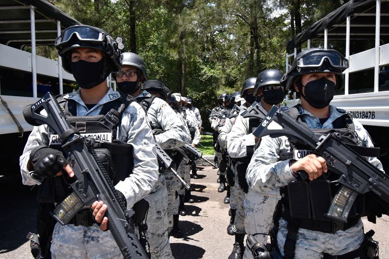 CHILPANCINGO, GUERRERO, 05JULIO2022.- Ante el incremento de violencia en la capital del estado, arribaron 300 miembros de la Guardia Nacional (GN) para reforzar la seguridad y apoyar en los operativos implementados por las autoridades estatales y municipales. Desde muy temprana hora, como si fueran espartanos, los 300 llegaron a las instalaciones del 6to Batallón de Ingenieros en Combate (BIC), para un pase de revista y posteriormente se trasladaron a las instalaciones del 50 Batallón de Infantería, dentro de la 35va Zona Militar, para poder salir a recorrer las calles de la ciudad. En una presentación a medios de comunicación, sin que se diera un protocolo o ceremonia de abanderamiento, en la explanada del campo militar 35-A ‘Hermenegildo Galeana’, fueron presentados los miembros de la GN que llegaron a reforzar la seguridad de la capital del estado, ciudad que ha sufrido durante las últimas semanas un incremento en los hechos violentos, mismos que van desde asaltos a mano armada a quema de vehículos y ataques armados.